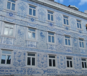 façade d'un immeuble en copropriété au portugal dont la façade est couverte de faïences